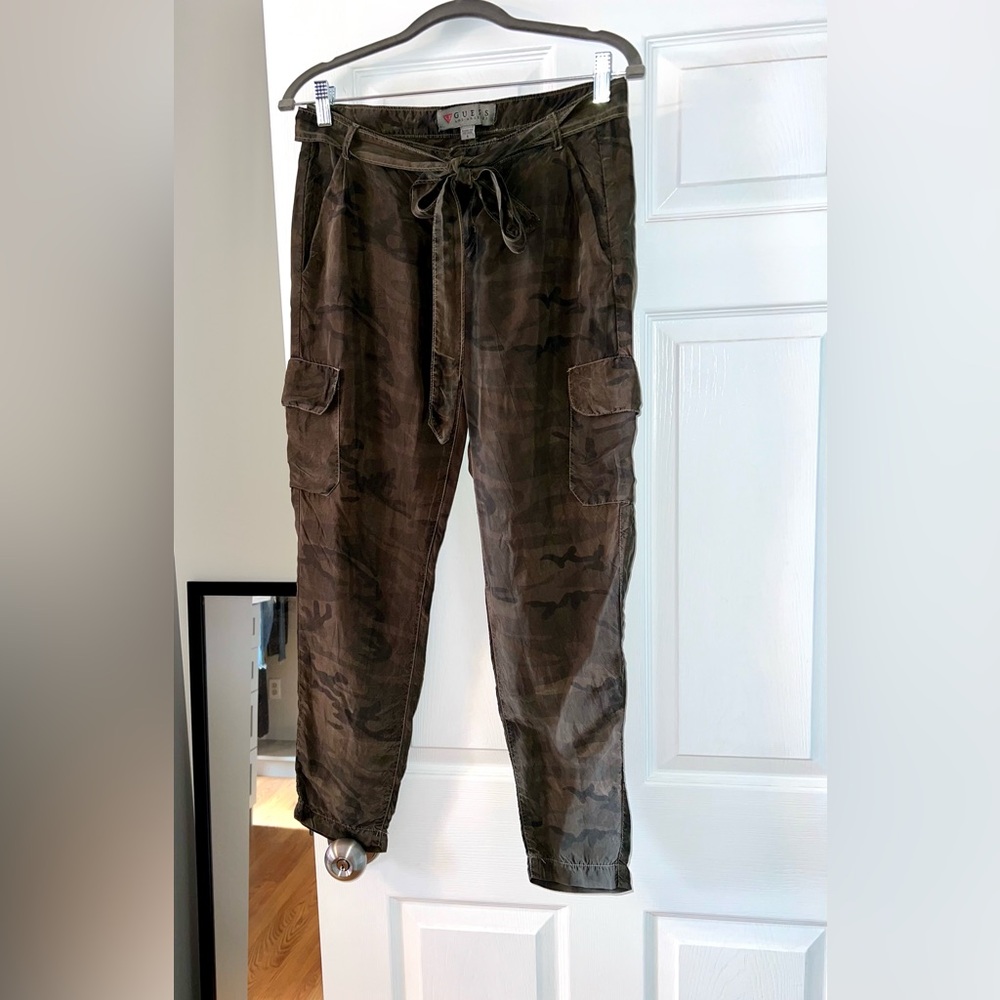 Guess Women’s Camouflage Cargo pants Size 4
